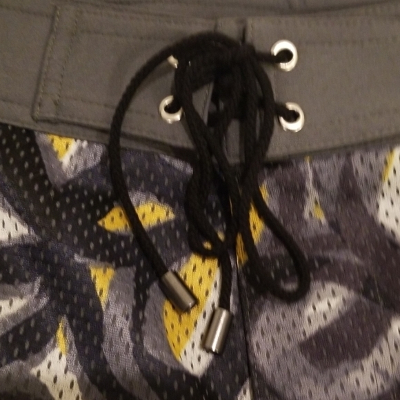 TRINA TURK (MR TURK) Mesh Pattern Board Shorts - Picture 3 of 7